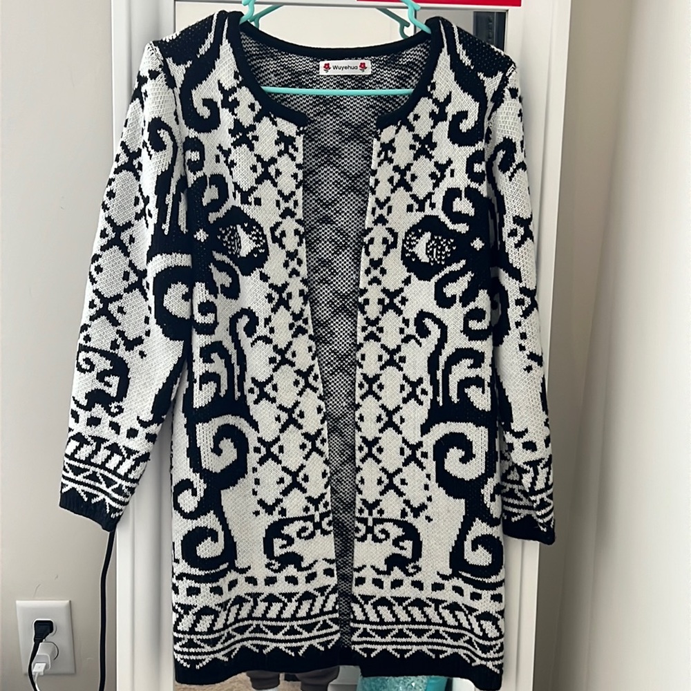 Beautiful print Sweater. Size S